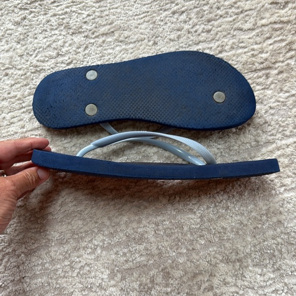 Bundle of 6 Pairs of Flip Flops- 2 GAP, 3 Old Navy, 1 Roxy- 5 Size 9, 1 Size 8.5 - Picture 7 of 13